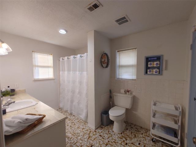9711 Ebb St, Houston, TX 77089 - full bathroom featuring toilet, vanity, curtained shower, tile walls, and a textured ceiling