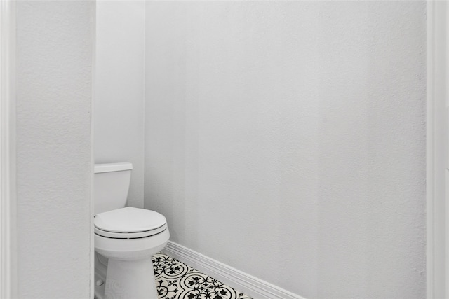 18809 Egret Bay Blvd Unit 114, Webster, TX 77058 - bathroom with baseboards and toilet
