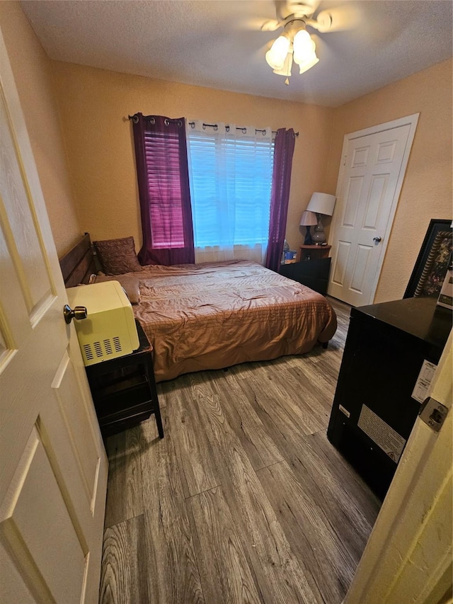 213 Linda St, Deer Park, TX 77536 - bedroom with wood finished floors, ceiling fan, and a textured ceiling