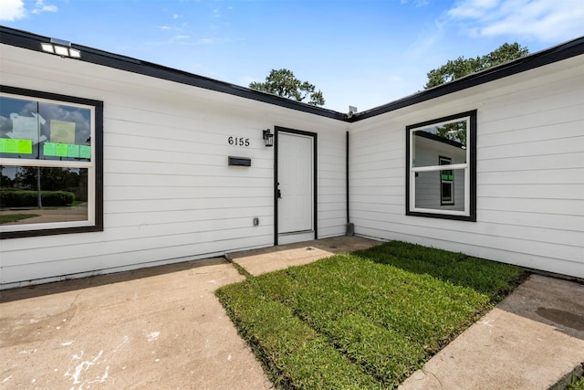 6155 Ridgeway Dr, Houston, TX 77033 - view of exterior entry with a yard