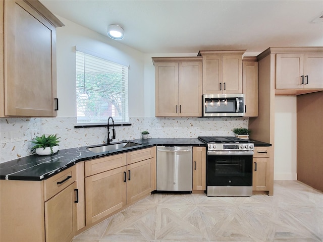 218 Windrift Ct, Sugar Land, TX 77479 - kitchen featuring appliances with stainless steel finishes, a sink, decorative backsplash, and light brown cabinetry