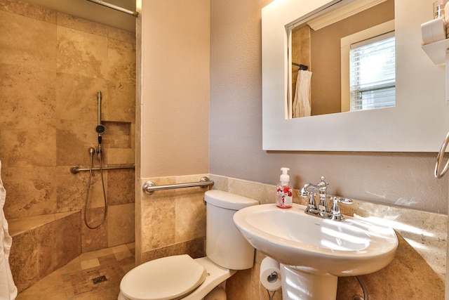 434 Lakeside Dr, Kemah, TX 77565 - bathroom featuring a sink and a tile shower
