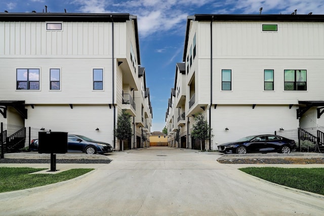 1407 W 23rd St, Houston, TX 77008 - view of concrete driveway