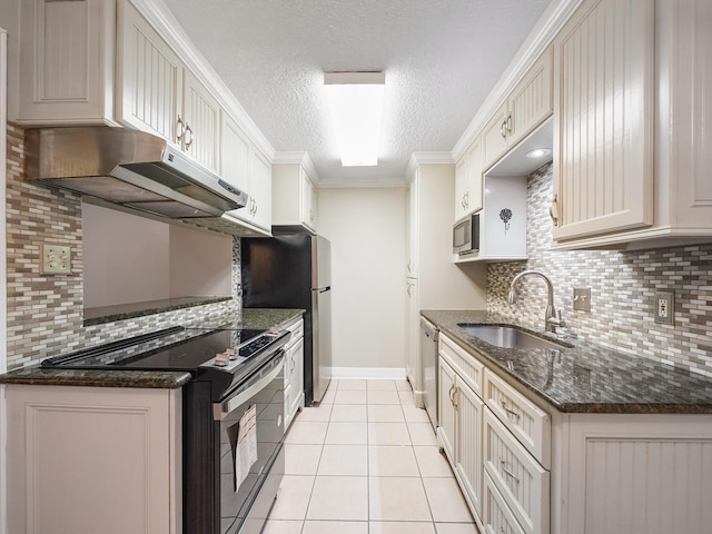6402 Del Monte Dr Unit 20, Houston, TX 77057 - kitchen with stainless steel appliances, a sink, under cabinet range hood, decorative backsplash, and a textured ceiling
