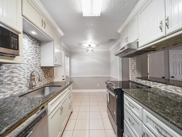 6402 Del Monte Dr Unit 20, Houston, TX 77057 - kitchen with appliances with stainless steel finishes, a sink, tasteful backsplash, under cabinet range hood, and a textured ceiling