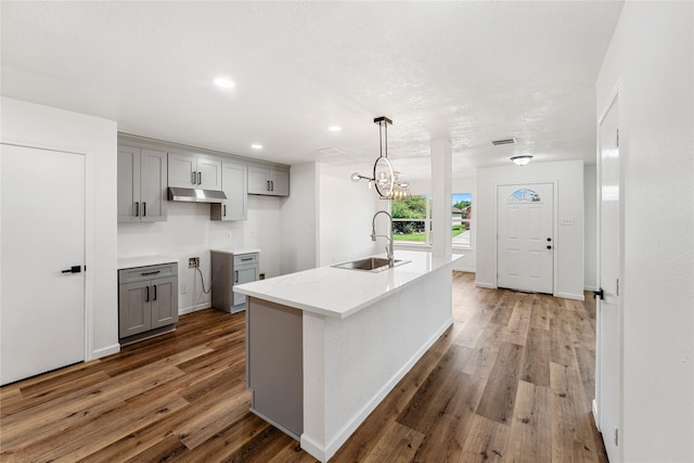 7815 Brook Trail Cir, Houston, TX 77040 - kitchen featuring gray cabinets, a sink, wood finished floors, an island with sink, and recessed lighting