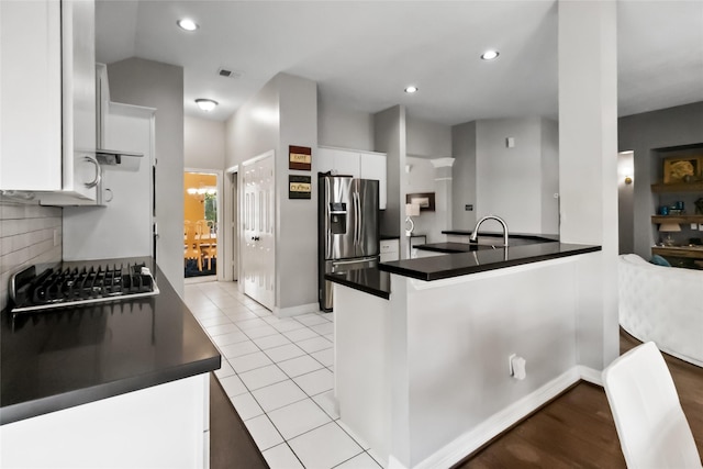 2902 Sycamore Tree Ct, Houston, TX 77345 - kitchen featuring stainless steel fridge with ice dispenser, dark countertops, gas cooktop, a peninsula, and recessed lighting