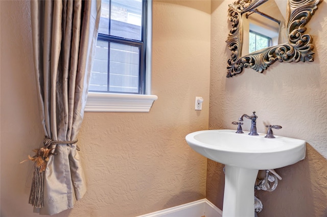 1210 Crocker St, Houston, TX 77019 - bathroom with a textured wall