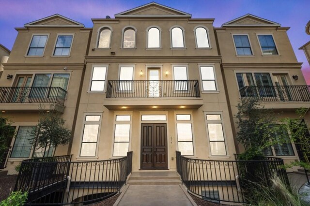 624 Harold St, Houston, TX 77006 - view of front of property featuring stucco siding and a balcony