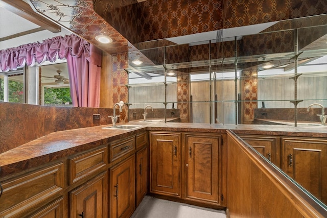 6623 Coral Ridge Rd, Houston, TX 77069 - bar area featuring a sink and backsplash