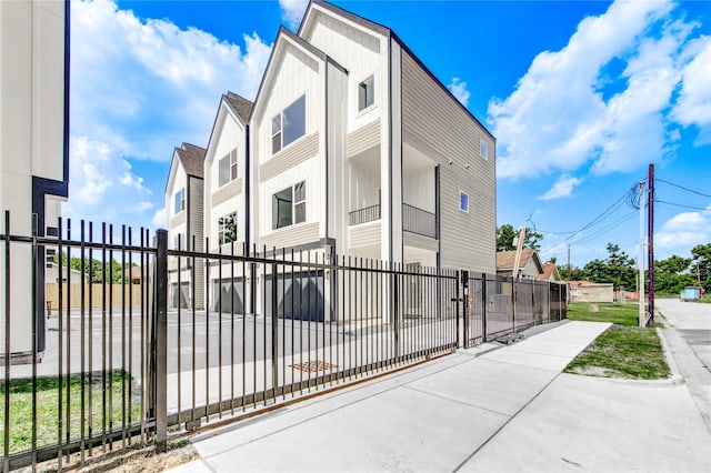 4043 Buck St, Houston, TX 77020 - view of front facade featuring board and batten siding and a fenced front yard