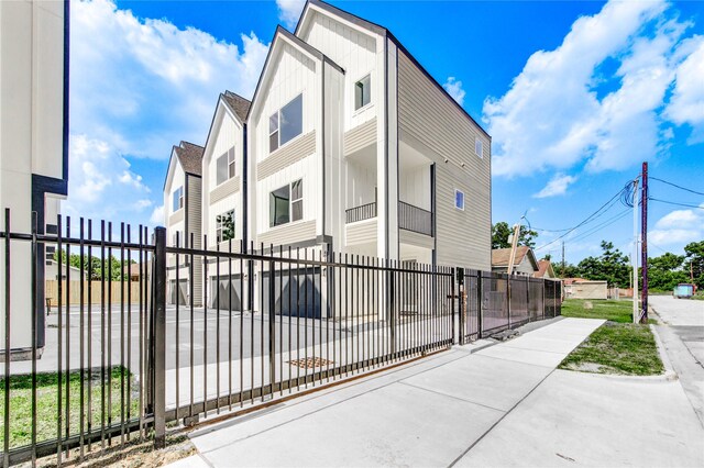 4041 Buck St, Houston, TX 77020 - view of front facade featuring board and batten siding and a fenced front yard