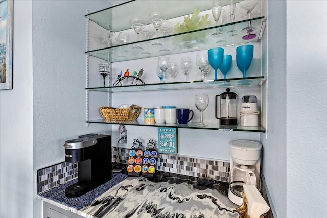 4220 Las Palmas St, Galveston, TX 77554 - bar with a textured wall and backsplash