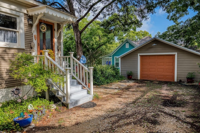 314 W Vulcan St, Brenham, TX 77833 - view of side of property featuring dirt driveway and a garage