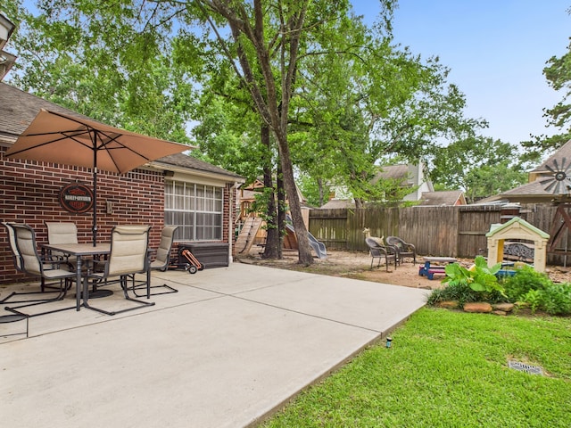 3707 Scenic Valley Dr, Kingwood, TX 77345 - fenced backyard featuring a patio and outdoor dining space