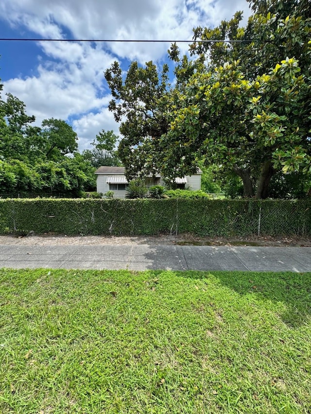 5302 Lavender St, Houston, TX 77026 - view of yard