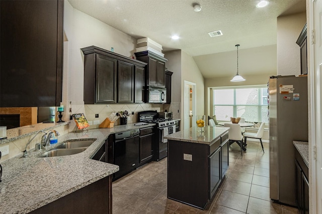 2039 Wembley Way, Rosenberg, TX 77471 - kitchen with black appliances, a sink, backsplash, lofted ceiling, and a center island