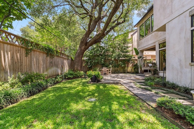 6014 Floyd St, Houston, TX 77007 - fenced backyard with a patio area
