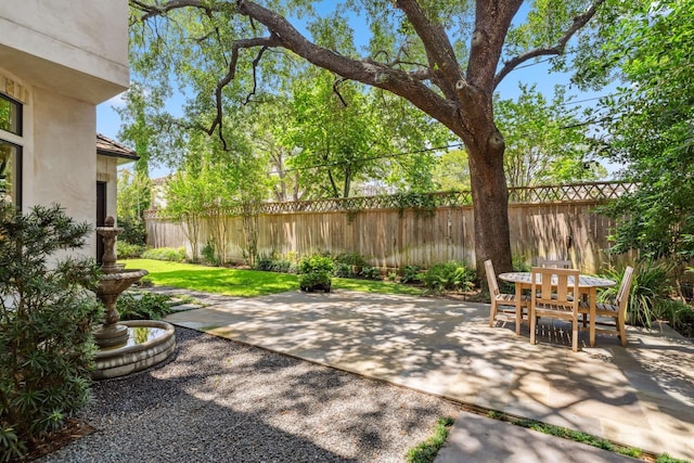 6014 Floyd St, Houston, TX 77007 - fenced backyard featuring a patio and outdoor dining space