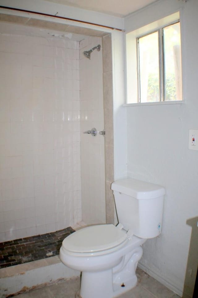 1611 Chapman St, Houston, TX 77009 - bathroom with toilet and tiled shower