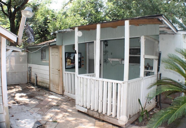 1611 Chapman St, Houston, TX 77009 - view of outdoor structure featuring a sunroom