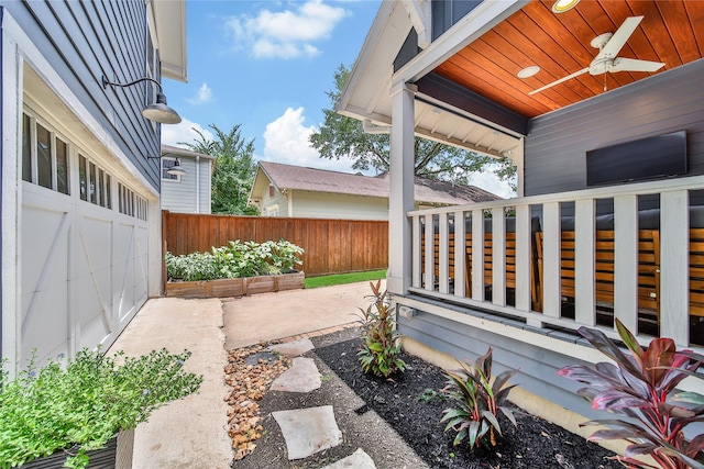 423 Pecore St, Houston, TX 77009 - fenced backyard featuring a ceiling fan