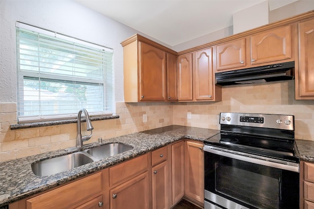 10422 Shadow Wood Dr, Houston, TX 77043 - kitchen with stainless steel electric stove, under cabinet range hood, a sink, dark stone counters, and tasteful backsplash