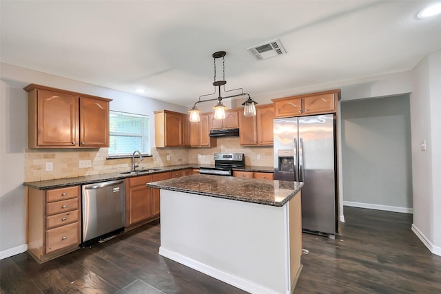 10422 Shadow Wood Dr, Houston, TX 77043 - kitchen featuring stainless steel appliances, ventilation hood, a sink, dark wood-type flooring, and baseboards