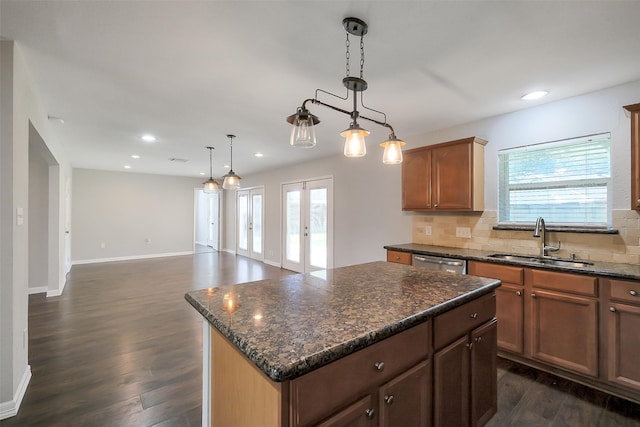 10422 Shadow Wood Dr, Houston, TX 77043 - kitchen featuring a sink, tasteful backsplash, dark wood finished floors, recessed lighting, and a center island