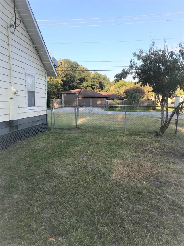 903 N Valderas St, Angleton, TX 77515 - photo 29