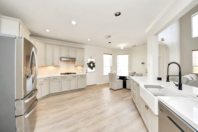 527 Little River Ct, Richmond, TX 77406 - kitchen featuring appliances with stainless steel finishes, a sink, plenty of natural light, decorative backsplash, and recessed lighting