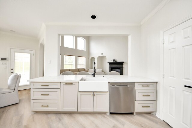 527 Little River Ct, Richmond, TX 77406 - kitchen with dishwasher, a sink, ornamental molding, light wood-type flooring, and open floor plan