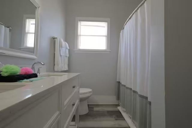 1514 18th St, Galveston, TX 77550 - full bath featuring plenty of natural light, vanity, toilet, and curtained shower