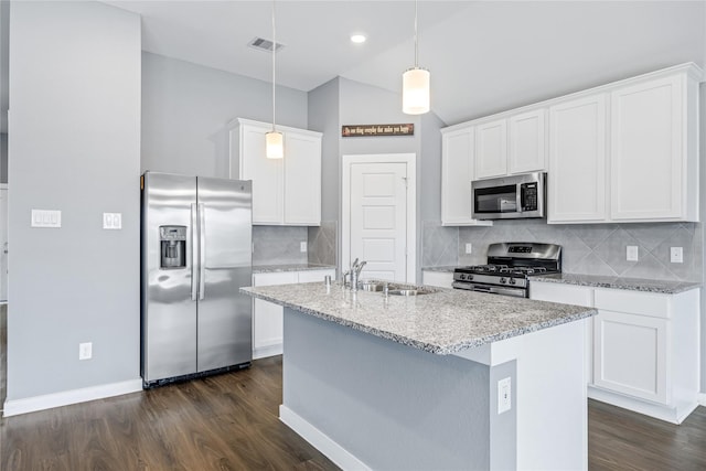 2030 Boreas Ln, Baytown, TX 77523 - kitchen featuring stainless steel appliances, a sink, dark wood-style floors, decorative backsplash, and lofted ceiling