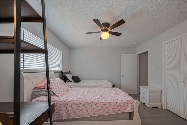 13798 Hollowgreen Dr Unit 305, Houston, TX 77082 - bedroom featuring a textured ceiling, wood finished floors, ceiling fan, and a closet