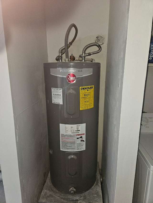 13798 Hollowgreen Dr Unit 305, Houston, TX 77082 - utilities with water heater and washer / dryer