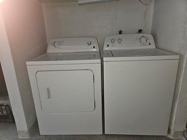 13798 Hollowgreen Dr Unit 305, Houston, TX 77082 - laundry area with independent washer and dryer