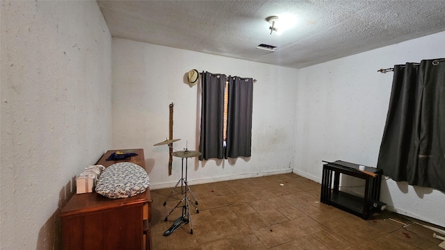 7622 Delavan Dr, Houston, TX 77028 - unfurnished room featuring a textured ceiling