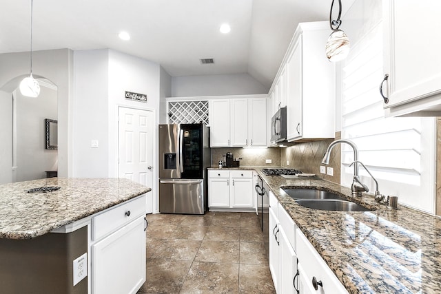 2911 Fair Chase Dr, Katy, TX 77494 - kitchen with appliances with stainless steel finishes, a sink, backsplash, white cabinets, and lofted ceiling