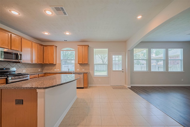 24523 Carlton Springs Ln, Katy, TX 77494 - kitchen with stainless steel appliances, backsplash, a sink, recessed lighting, and baseboards