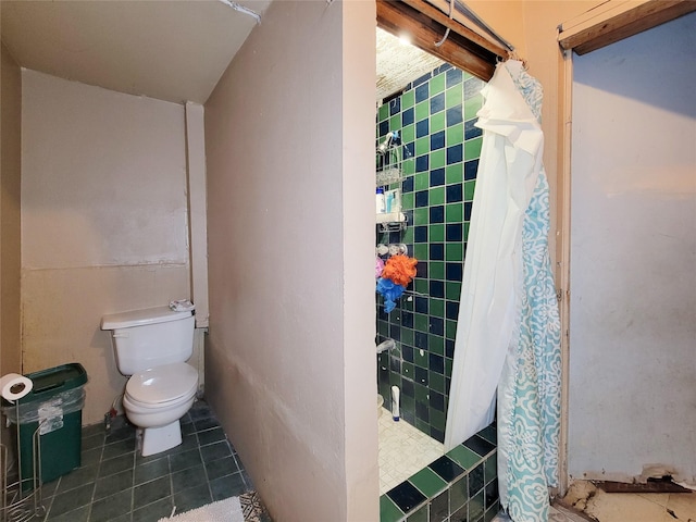 418 Bishop St, Houston, TX 77009 - full bath featuring toilet, tiled shower, tile patterned floors, and tile walls