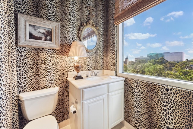 511 S Post Oak Ln Unit 6D, Houston, TX 77056 - bathroom with plenty of natural light, vanity, toilet, and wallpapered walls