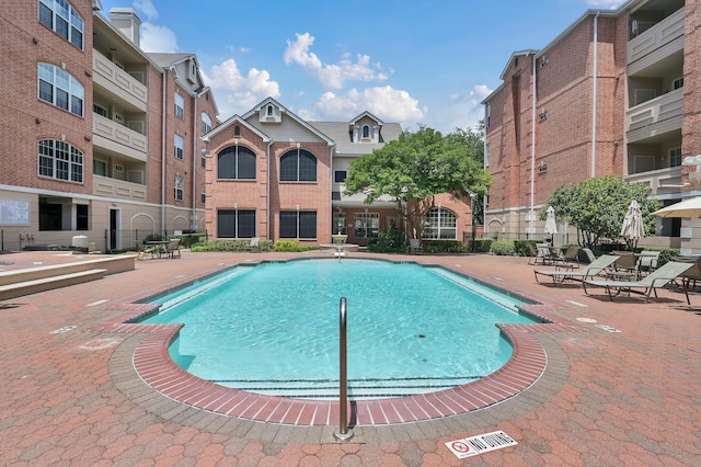 2100 Welch St Unit C309, Houston, TX 77019 - community pool with a patio area