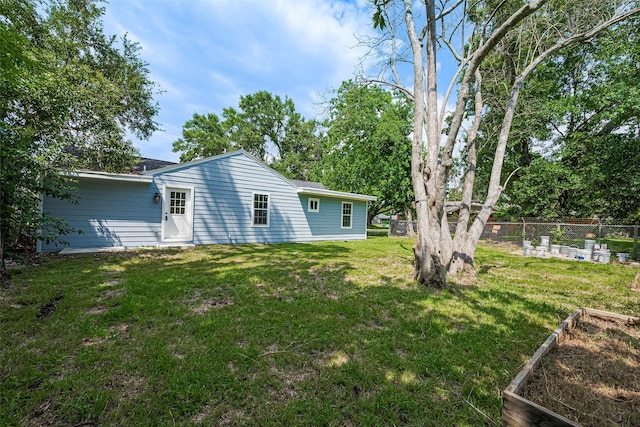 5032 Briscoe St, Houston, TX 77033 - view of yard featuring a garden