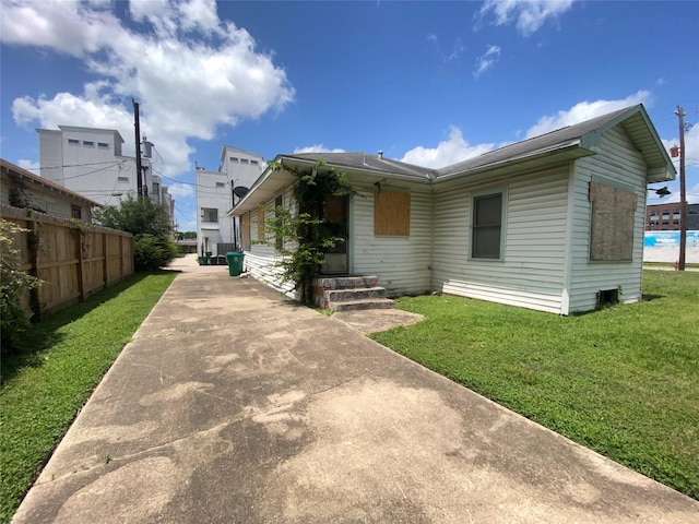 3305 Pease St, Houston, TX 77003 - view of front facade featuring concrete driveway