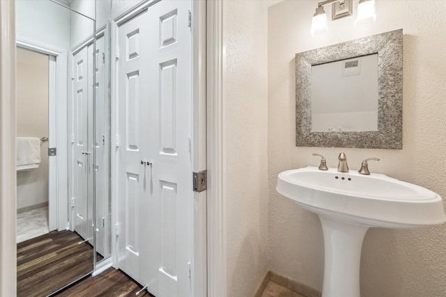 701 Bering Dr Unit 1702, Houston, TX 77057 - bathroom with wood finished floors and a textured wall