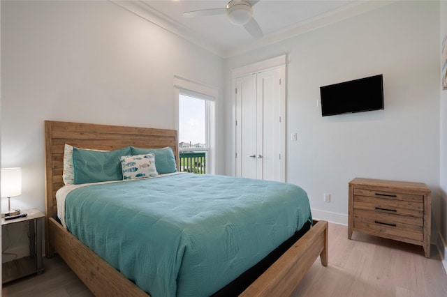 852 W Lazy Ln, Crystal Beach, TX 77650 - bedroom with light wood-type flooring, ornamental molding, a ceiling fan, and a closet