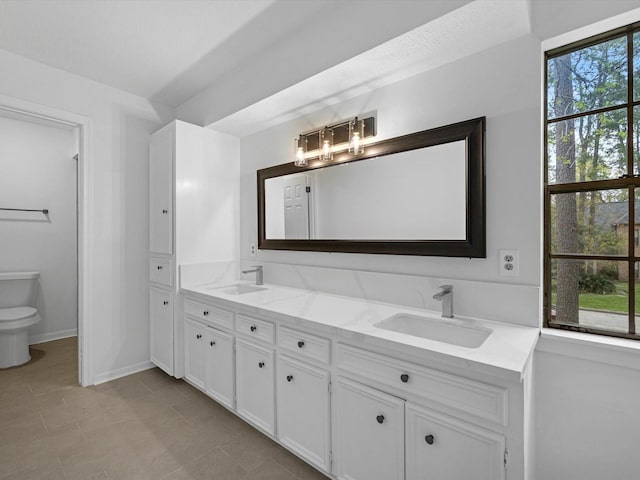 17627 Terrawren Ln, Spring, TX 77379 - bathroom featuring double vanity, toilet, baseboards, and a chandelier