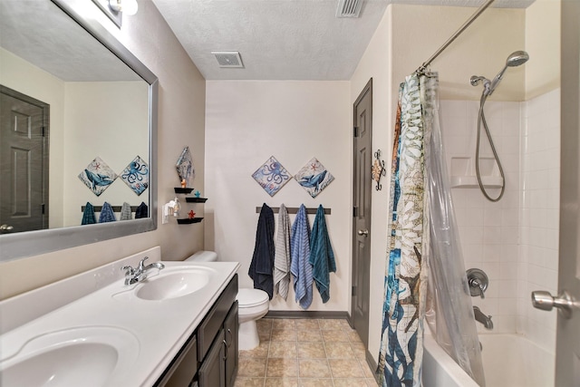 6706 Lindale Manor Ct, Spring, TX 77379 - full bath featuring double vanity, toilet, shower / bath combo with shower curtain, baseboards, and a textured ceiling