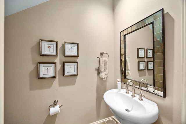 1616 Wrenwood Lks, Houston, TX 77043 - bathroom featuring a sink